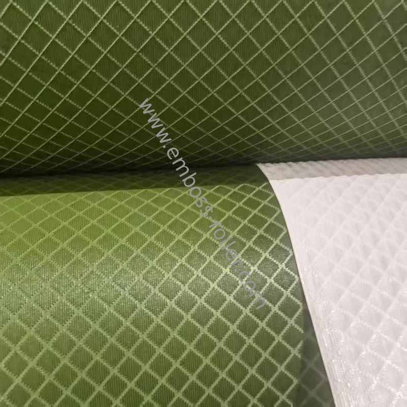 Genişliği 600-1600 mm, uzun hizmet ömrü ve yüzey sertliği HV1100/HRC62 ile embossing rulo